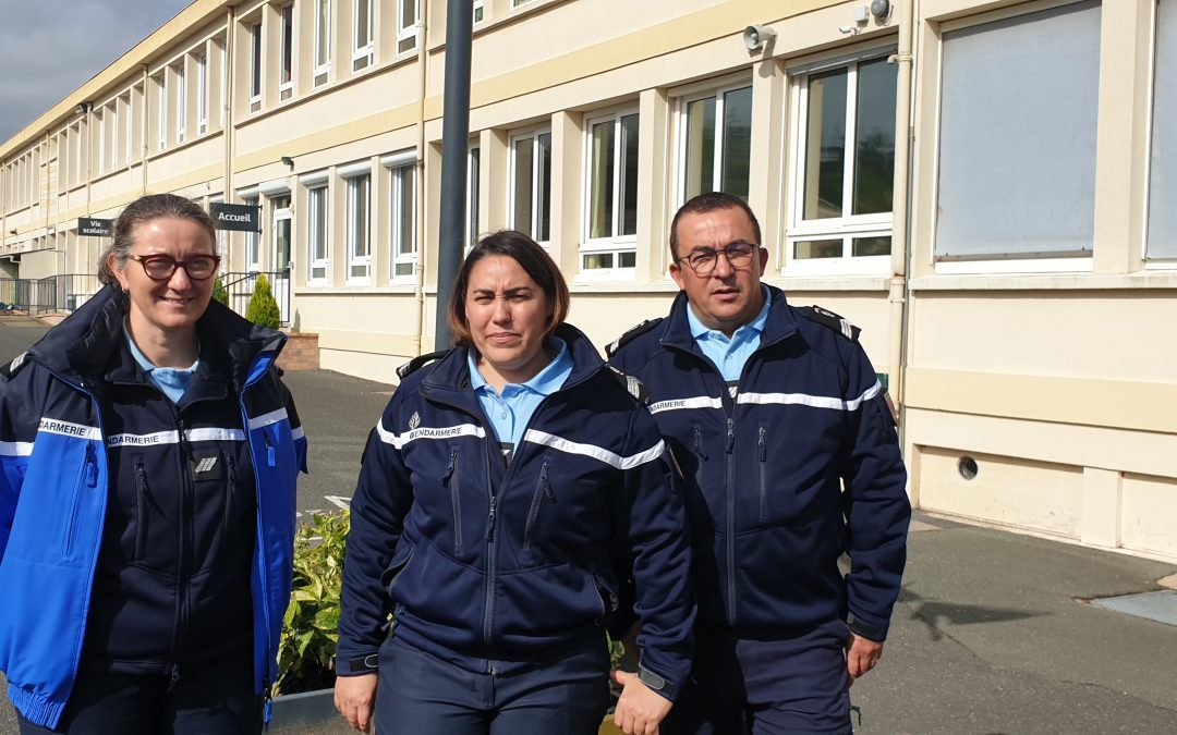 Les gendarmes au collège